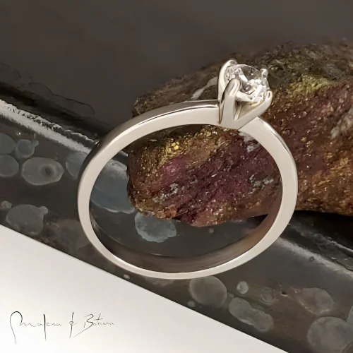 Anillo de compromiso solitario en oro blanco con diamante redondo brillante en engaste de cuatro puntas