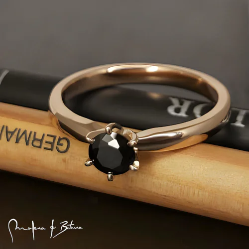Anillo de compromiso en oro con piedra negra redonda en engaste de seis puntas