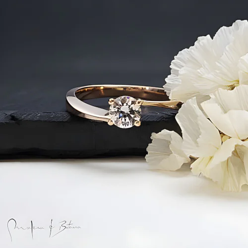 Anillo de compromiso en oro rosa con piedra solitaria en engaste de cuatro puntas