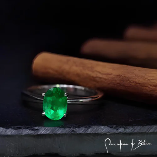 Anillo de compromiso en plata con ópalo verde ovalado, destacando su diseño elegante.