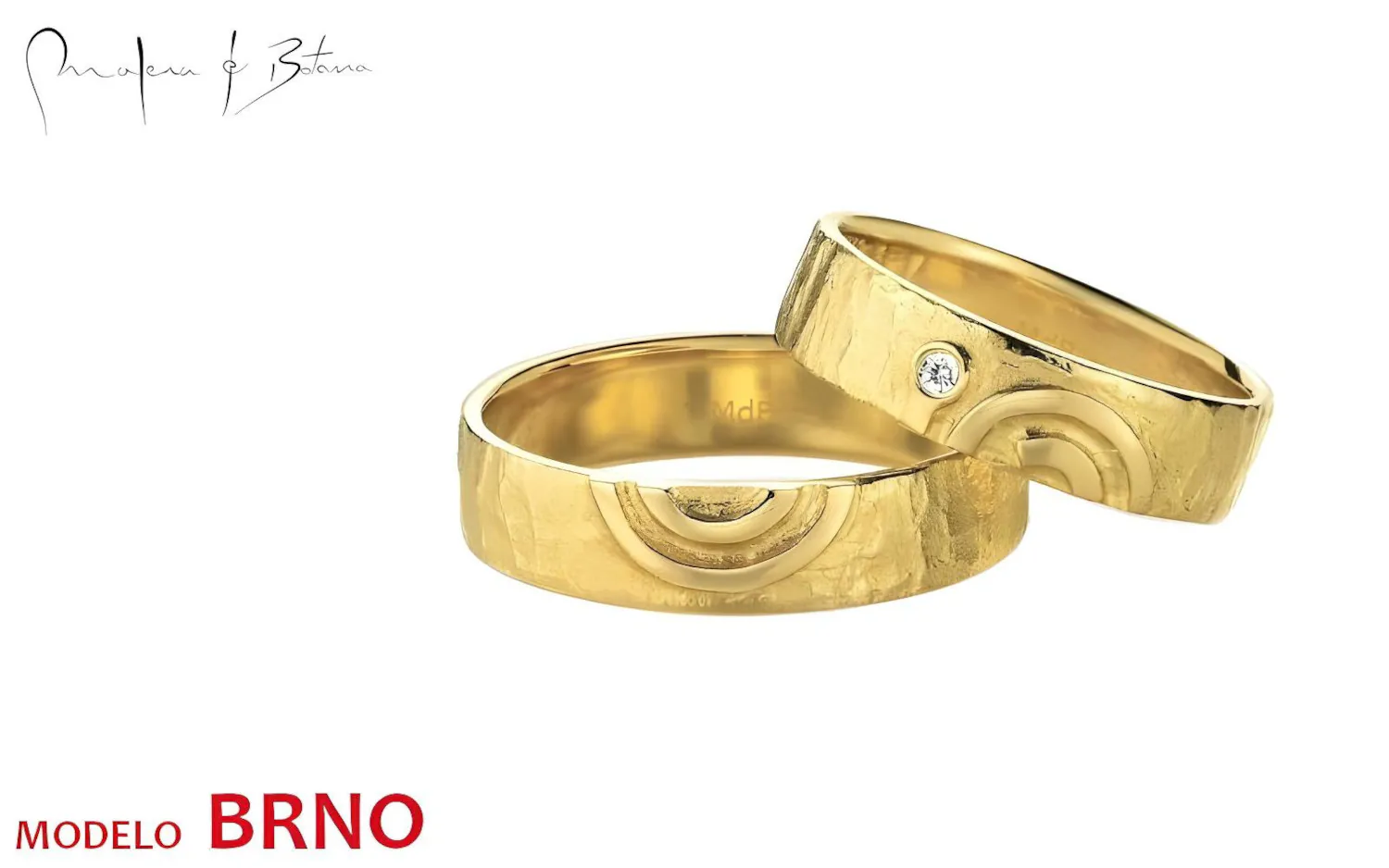 Anillos de matrimonio de oro amarillo texturizado con diseño geométrico y piedra.