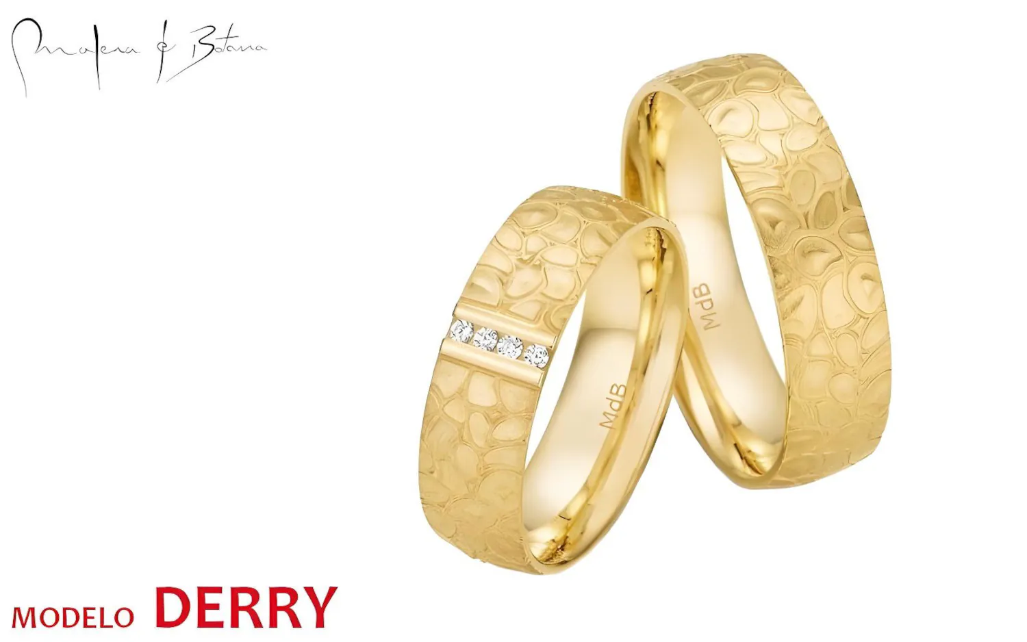 Par de anillos de matrimonio en oro amarillo con grabado, uno de ellos adornado con piedras.