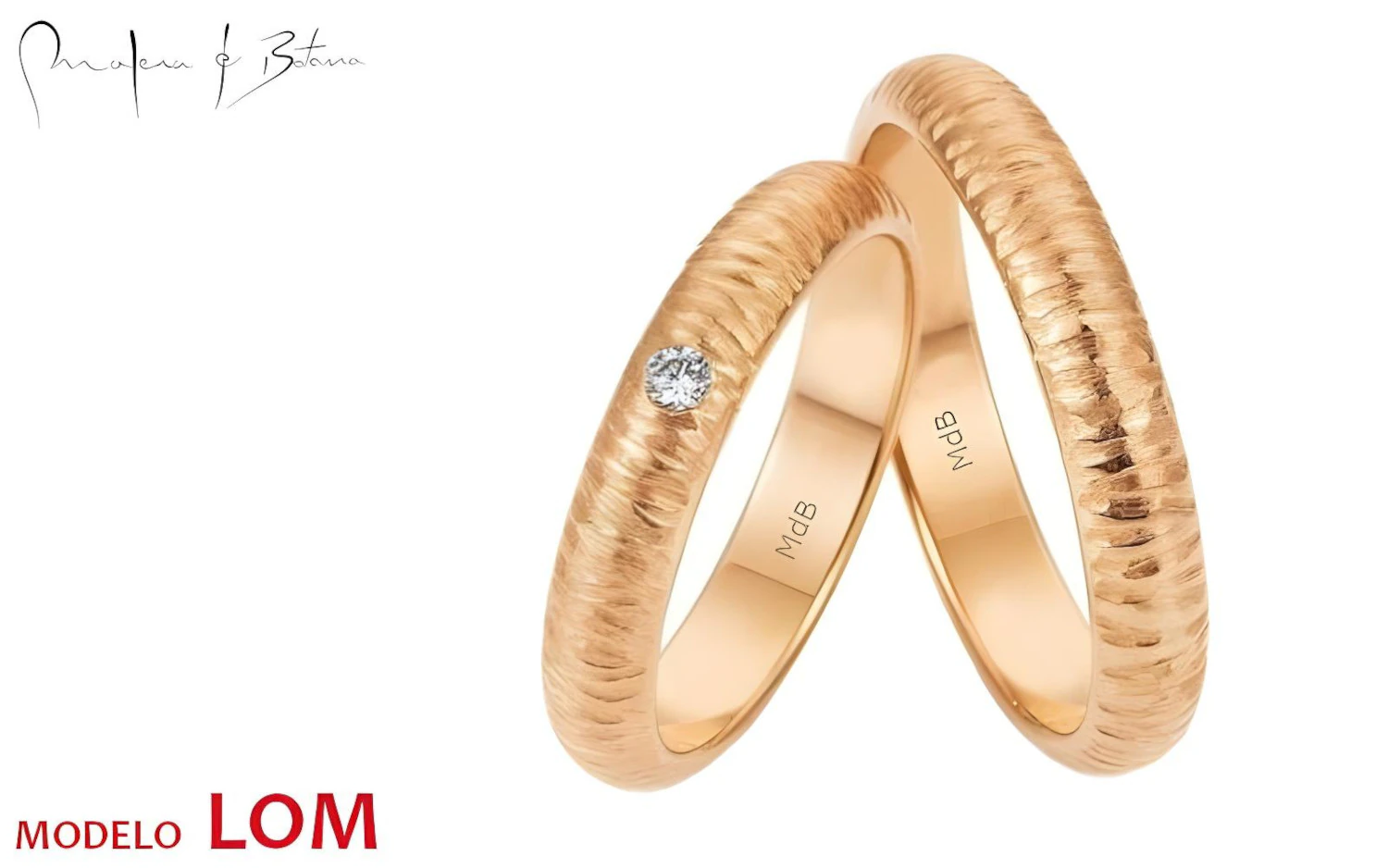 Par de alianzas de matrimonio en oro rosa con una textura martillada. El anillo de mujer tiene una pequeña piedra engastada, mientras que el del hombre no lleva piedras.