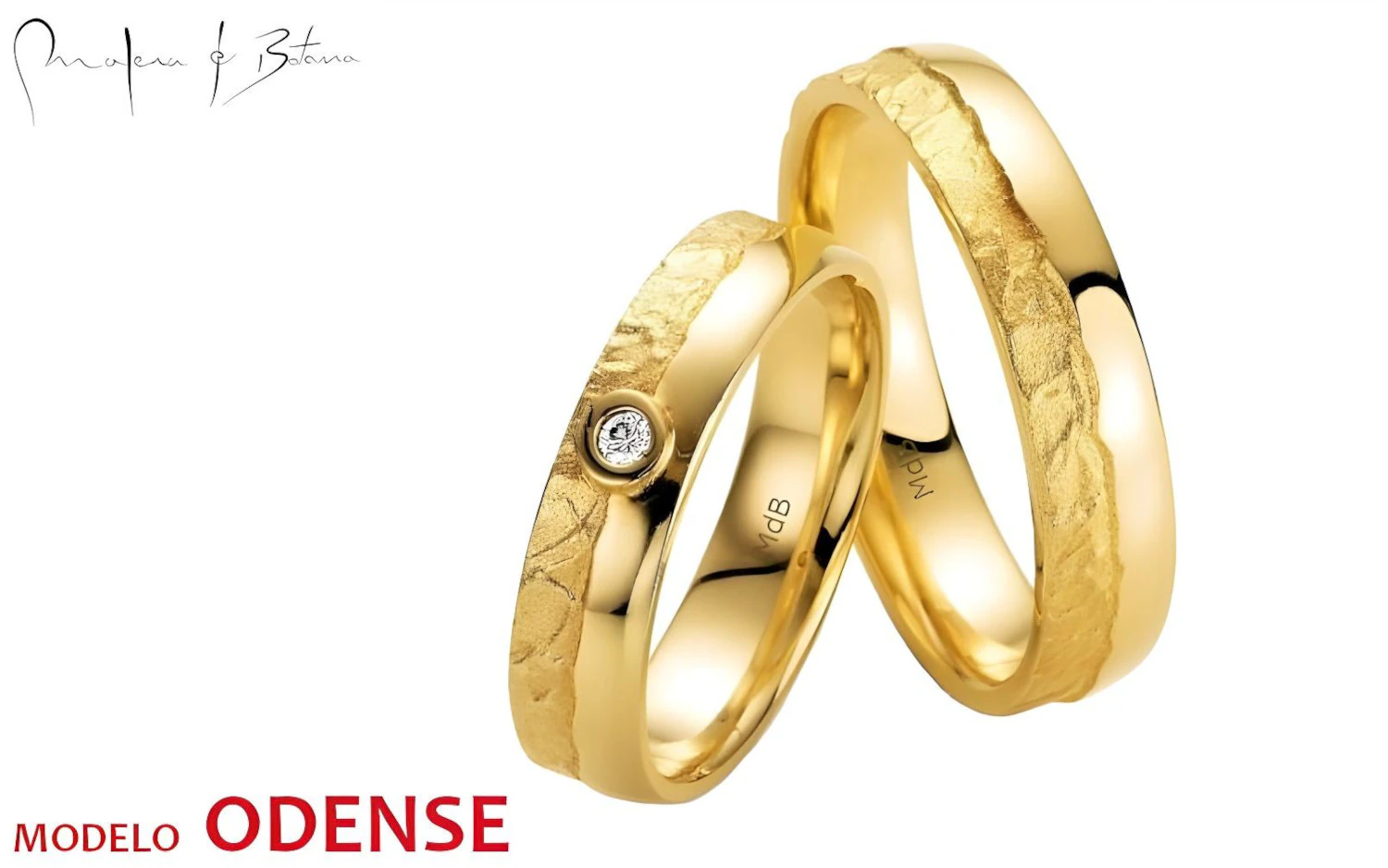 Juego de anillos de boda en oro amarillo; el más ancho con grabados texturizados y el más delgado con una piedra solitaria incrustada.