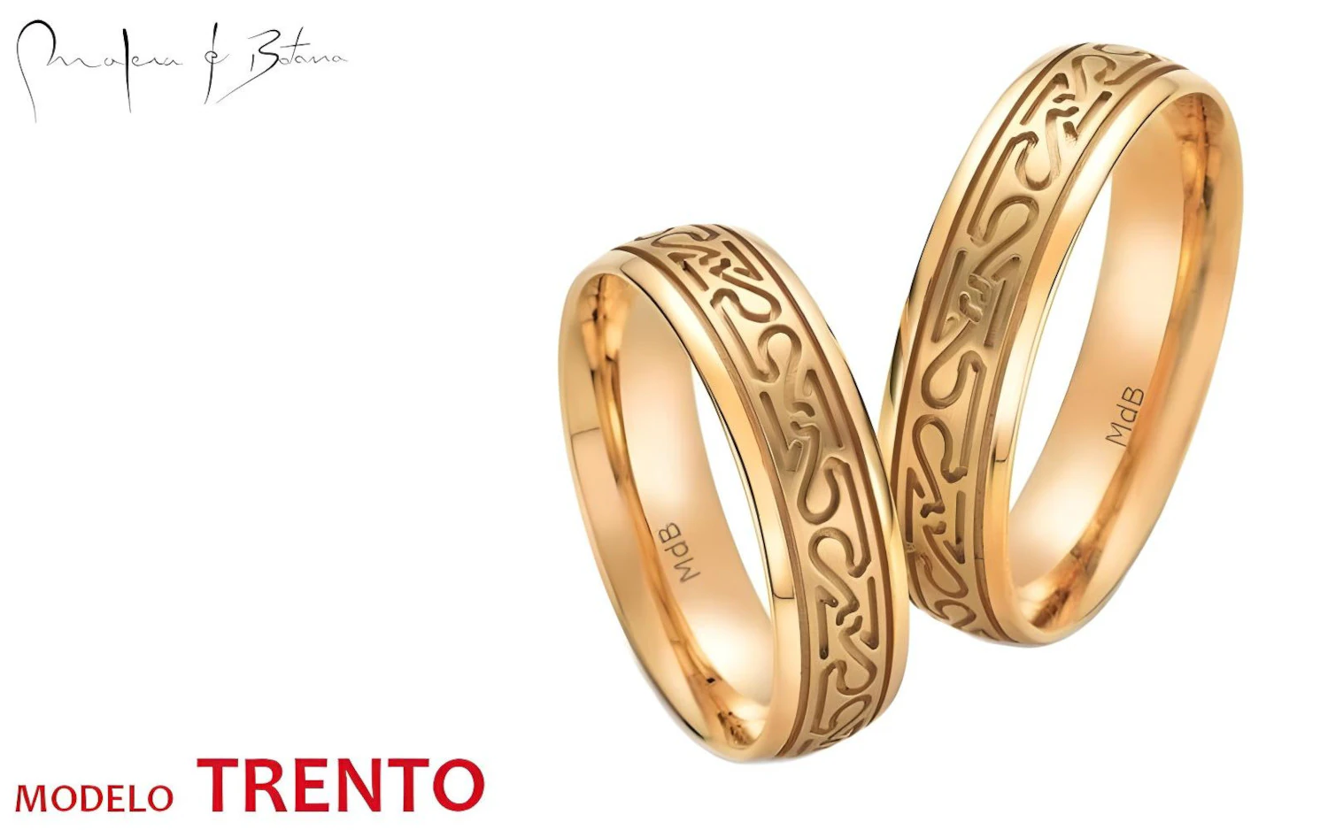 Par de anillos de boda en oro amarillo con intrincado diseño celta grabado en el centro