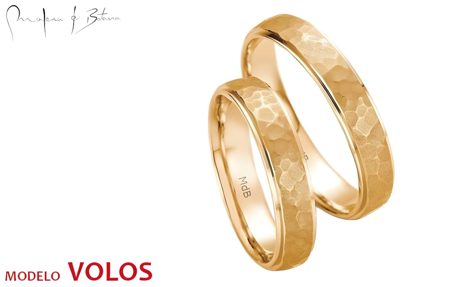 Par de anillos de boda en oro amarillo con superficie texturizada de estrellas grabadas y bordes pulidos