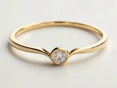 Anillo de promesa en oro amarillo 18k con piedra central engastado en bisel y banda de líneas suaves.