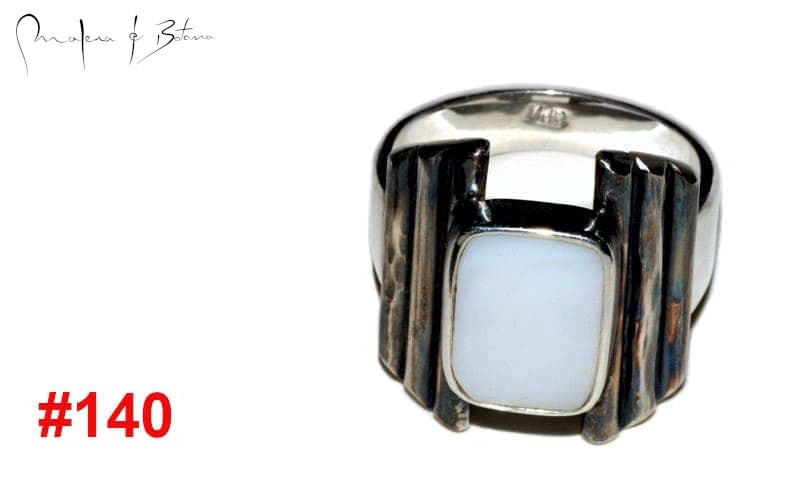 Anillo de plata con piedra blanca rectangular y diseño minimalista. #140.