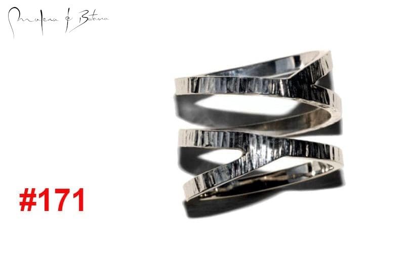  Anillo de plata con diseño original y textura martillada. #171.