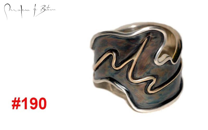 Anillo de plata oxidada con diseño abstracto y detalles en oro. Número de artículo: #190.