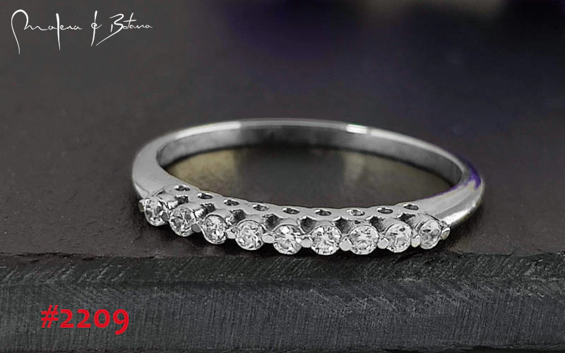 Anillo de plata con una hilera de pequeños diamantes. Número de artículo: #2209.