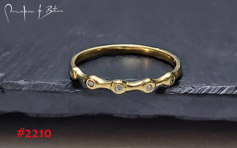 Anillo de oro con diseño orgánico y pequeños diamantes. Número de artículo: #2210.