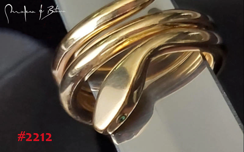 Anillo de oro en forma de serpiente entrelazada. Número de artículo: #2212.