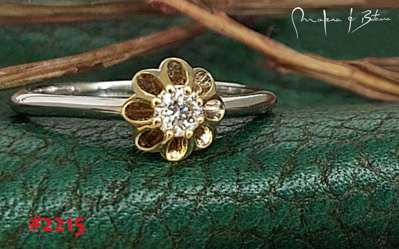 Anillo de oro blanco y amarillo con diseño floral y diamante central, modelo #2215 de Malena de Botana.