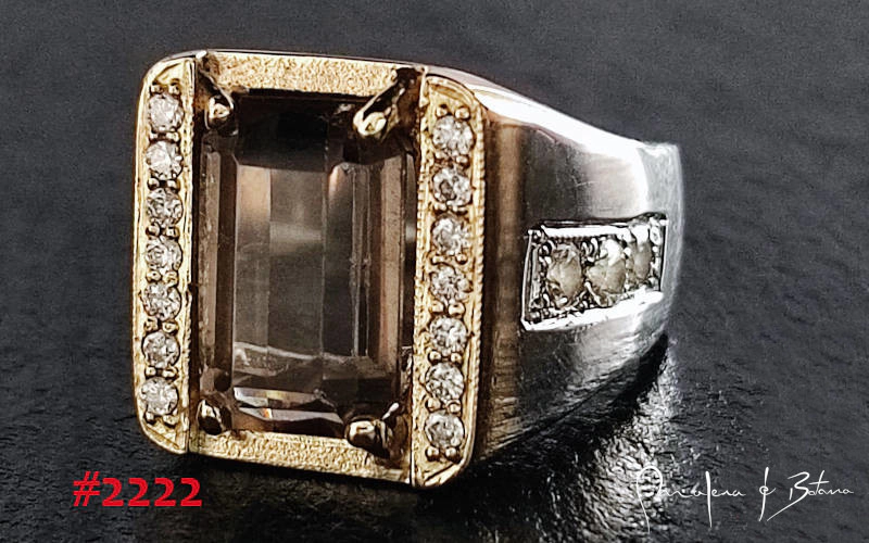 Anillo de oro y plata con una piedra rectangular de cuarzo ahumado y engaste de diamantes, modelo #2222 de Malena de Botana.