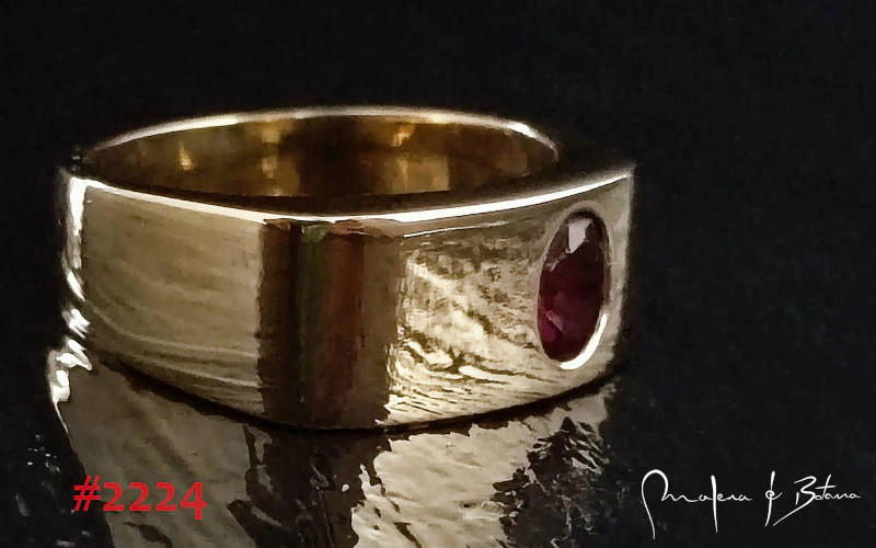 Anillo de oro amarillo con un rubí engastado en un diseño rectangular, modelo #2224 de Malena de Botana.