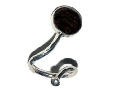 Anillo de plata de diseño orgánico con piedra oscura redonda. Número de artículo: #131.