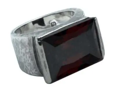 Anillo de plata con granate rojo rectangular. Número de artículo: #136.