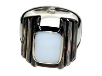 Anillo de plata con piedra blanca rectangular y diseño minimalista. #140.