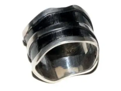 Anillo de plata con diseño ondulado y acabado en negro mate. Número de artículo: #158.