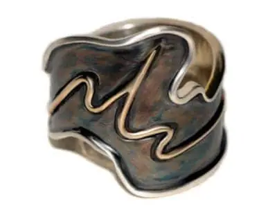 Anillo de plata oxidada con diseño abstracto y detalles en oro. Número de artículo: #190.