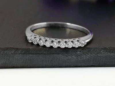 Imagen de un anillo de plata con una perla blanca como pieza central y dos circonitas a los lados, modelo #2017 de Malena de Botana.