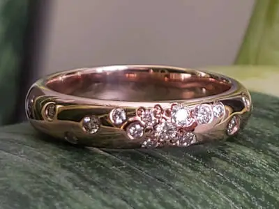 Anillo de oro rosa con múltiples pequeños diamantes engastados. Número de artículo: #2204.