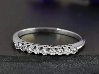 Anillo de plata con una hilera de pequeños diamantes. Número de artículo: #2209.