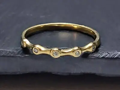 Anillo de oro con diseño orgánico y pequeños diamantes. Número de artículo: #2210.