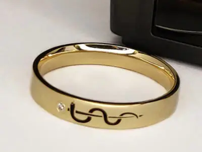 Anillo de oro con grabado de la serpiente de Esculapio y un pequeño diamante. Número de artículo: #2211.