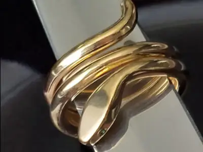 Anillo de oro en forma de serpiente entrelazada. Número de artículo: #2212.