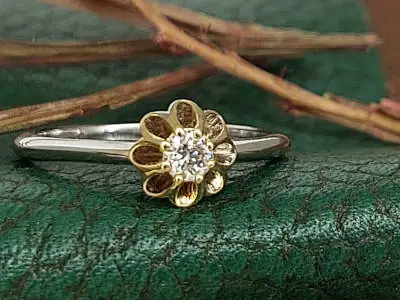 Anillo de oro blanco y amarillo con diseño floral y diamante central, modelo #2215 de Malena de Botana.
