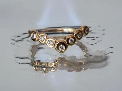 Anillo de oro amarillo con una disposición de diamantes en forma de V invertida, modelo #2220 de Malena de Botana.