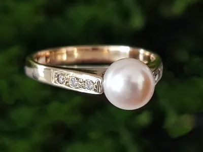 Anillo de oro amarillo con una perla cultivada y una banda con pequeños diamantes, modelo #2221 de Malena de Botana.