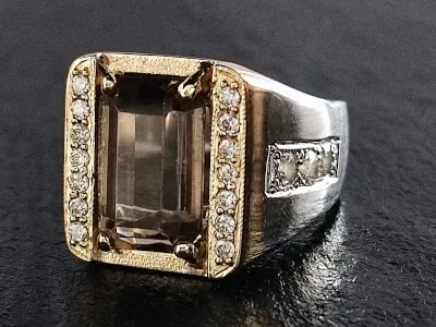 Anillo de oro y plata con una piedra rectangular de cuarzo ahumado y engaste de diamantes, modelo #2222 de Malena de Botana.