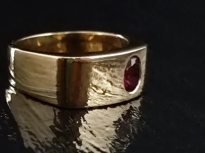 Anillo de oro amarillo con un rubí engastado en un diseño rectangular, modelo #2224 de Malena de Botana.