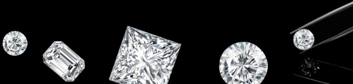  Imagen en blanco y negro que muestra varios diamantes brillantes, con un diamante redondo siendo sostenido por pinzas, sobre un fondo oscuro que resalta su claridad y brillo.