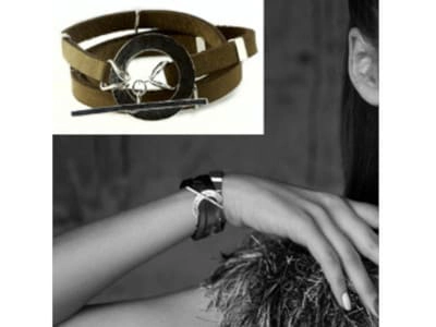 Composición que muestra dos pulseras: una de cuero marrón con un diseño circular y otra de metal, luciendo en la muñeca de una modelo, destacando su estilo moderno y artístico.