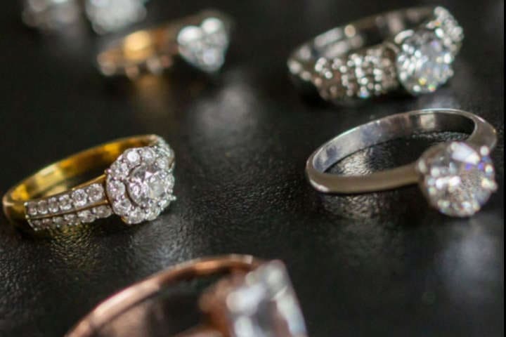 Tipos de anillos de compromiso según la montura y las piedras