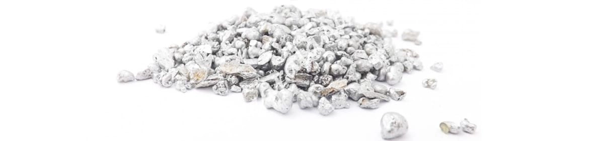 Imagen representativa de la plata 999 o plata pura. lingote de plata, joya de plata con un acabado pulido, o objetos de plata con sello 999 si aplica. Esta imagen acompaña al post Plata 999 o Plata Pura, que profundiza en las características, usos y valor de este metal precioso en su forma más pura.
