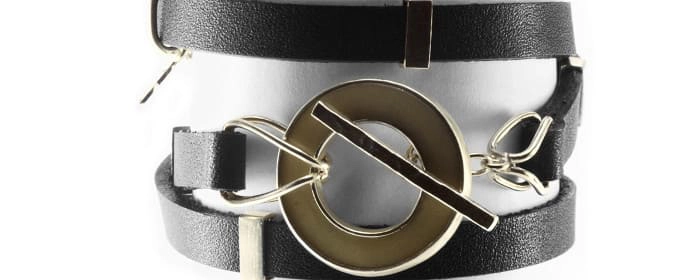 Primer plano de una mano femenina con un anillo de compromiso solitario, sobre un fondo de texto manuscrito antiguo, ilustrando la versatilidad de la joyería personal aunque no muestra pulseras específicamente