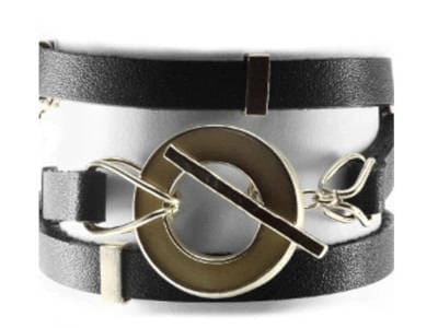 Primer plano de una mano femenina con un anillo de compromiso solitario, sobre un fondo de texto manuscrito antiguo, ilustrando la versatilidad de la joyería personal aunque no muestra pulseras específicamente