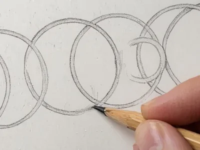 Una mano dibujada sostiene un lápiz y escribe el número cero en un cuaderno de espiral. La palabra cerocero está escrita en la parte superior de la página. La imagen está en escala de grises, con la mano y el lápiz en un tono más claro que el cuaderno y el fondo. El fondo es una superficie de madera oscura. La imagen podría utilizarse para ilustrar el concepto de escritura, el número cero o el proceso creativo. También podría utilizarse en materiales educativos o en un contexto artístico.