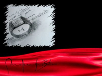 Imagen que presenta un boceto a lápiz de un anillo, con notas y medidas, sobre un fondo de tela roja, destacando el proceso creativo en la joyería.