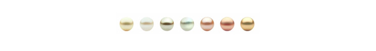Esta imagen muestra la variada gama de colores que se pueden encontrar en las perlas de agua salada, tanto naturales como cultivadas. Los colores están influenciados por el tipo de ostra perlífera y las condiciones ambientales en las que se desarrollan. En la imagen se observan perlas con tonos que van desde el dorado claro y el blanco cremoso, pasando por el plateado y el verde azulado, hasta llegar a tonos más cálidos como el melocotón y el dorado intenso. Esta diversidad cromática hace de las perlas de agua salada gemas versátiles y apreciadas en joyería, permitiendo una amplia gama de combinaciones y estilos.