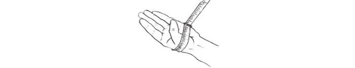 Imagen que muestra la medición de la muñeca con una cinta métrica, utilizada para determinar el tamaño de pulseras en joyería.