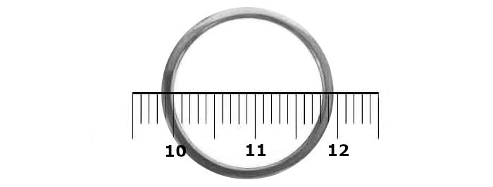 Guía para Saber la Talla de un Anillo: Midiendo el Diámetro con una Regla Ejemplo de cómo medir el diámetro de un anillo usando una regla. La imagen, que forma parte del post Guía para Saber la Talla de un Anillo: Consejos Prácticos, muestra un anillo sobre una regla, indicando cómo determinar el diámetro en milímetros para obtener la talla.