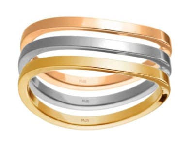 Conjunto de tres anillos de oro de diferentes colores: amarillo, blanco y rosa. Los anillos están entrelazados y tienen una forma ligeramente curvada.