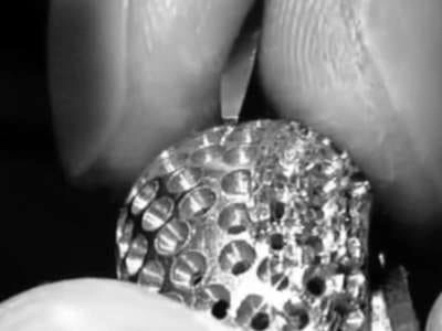 Primer plano de manos sosteniendo un anillo de compromiso con un diamante solitario. El anillo está siendo examinado contra un fondo de papel negro rasgado. Se observan los dedos sosteniendo delicadamente el anillo, enfocando la atención en la piedra central y el engaste.Primer plano de manos sosteniendo un anillo de compromiso con un diamante solitario. El anillo está siendo examinado contra un fondo de papel negro rasgado. Se observan los dedos sosteniendo delicadamente el anillo, enfocando la atención en la piedra central y el engaste.