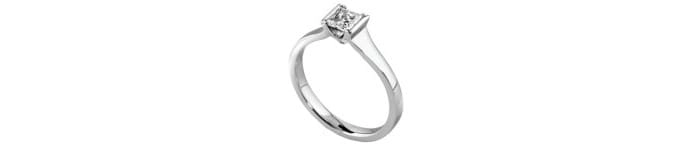Este anillo de compromiso presenta una montura de solitario con un diamante de talla princesa como piedra central. La montura es de metal precioso, probablemente oro blanco, con un acabado pulido y refinado. El diseño clásico y elegante hace que el diamante sea el principal foco de atención. Los bordes afilados y las líneas rectas de la talla princesa crean una silueta moderna y geométrica. Este tipo de montura solitaria con una piedra central de talla princesa es una opción popular y sofisticada para un anillo de compromiso.